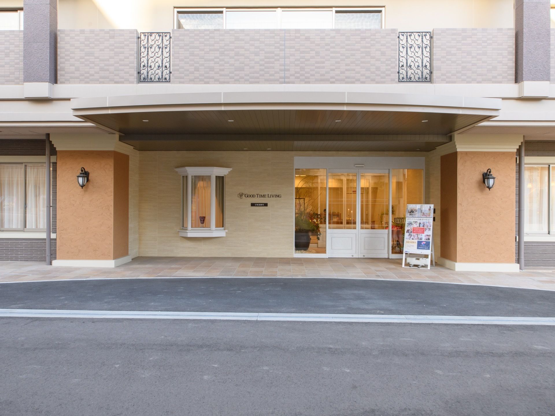 玄関ポーチの上には、広々としたひさしが設置されている。出入口のドアはガラス張りになっており、内部の様子が外から見える。