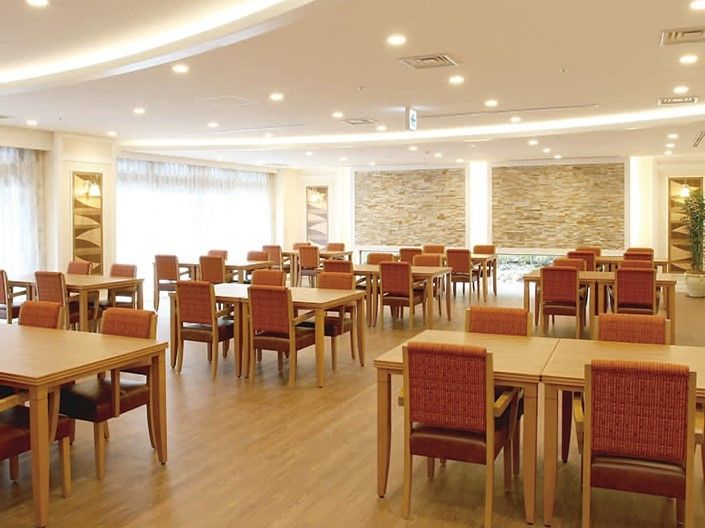 テーブルが距離を空けて配置された、衛生的で利用しやすい雰囲気の食堂