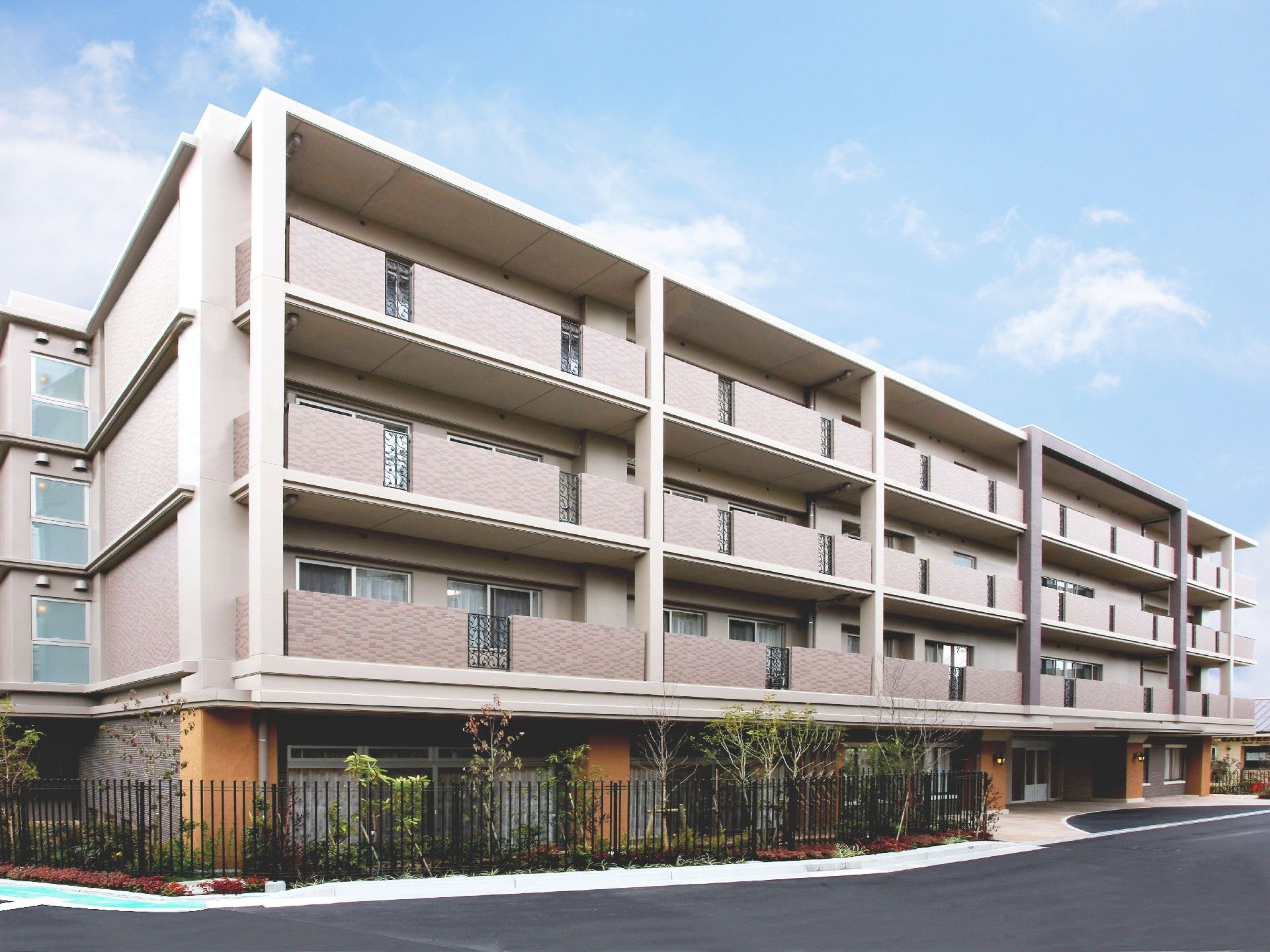 ４階建ての施設の外観はシンプルで、玄関前は道路から直接車を付けることができ、屋根もあるので、車の乗降がしやすい。