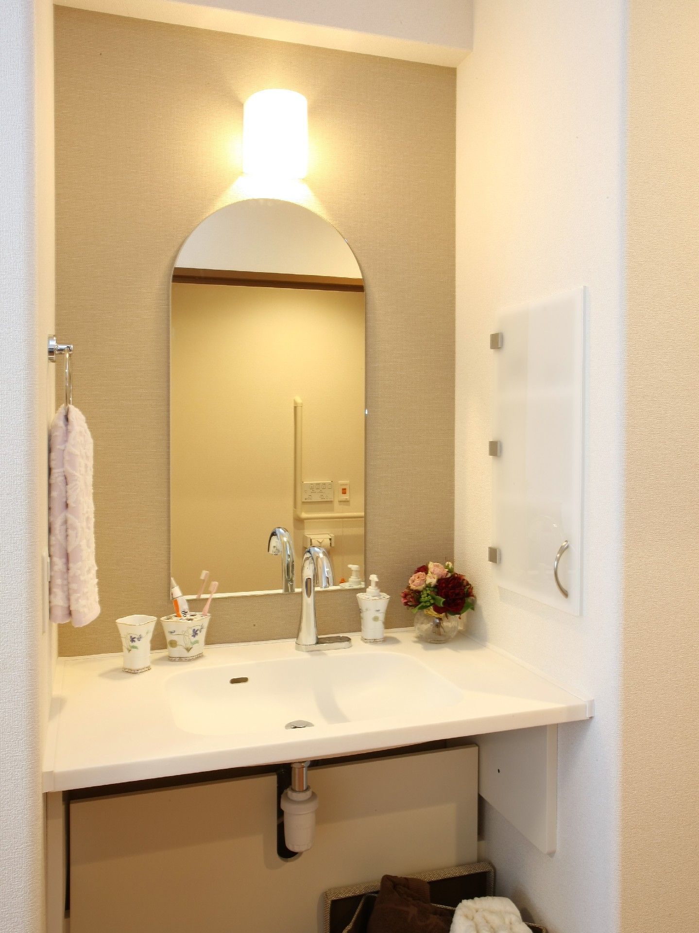 居室はフローリングになっていて、奥行きがある。壁は白くライトや壁にもこだわっていて、マンションの一室のようになっている。