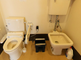 介護施設内のトイレと廊下の様子