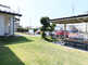 明るい庭園とモダンな施設