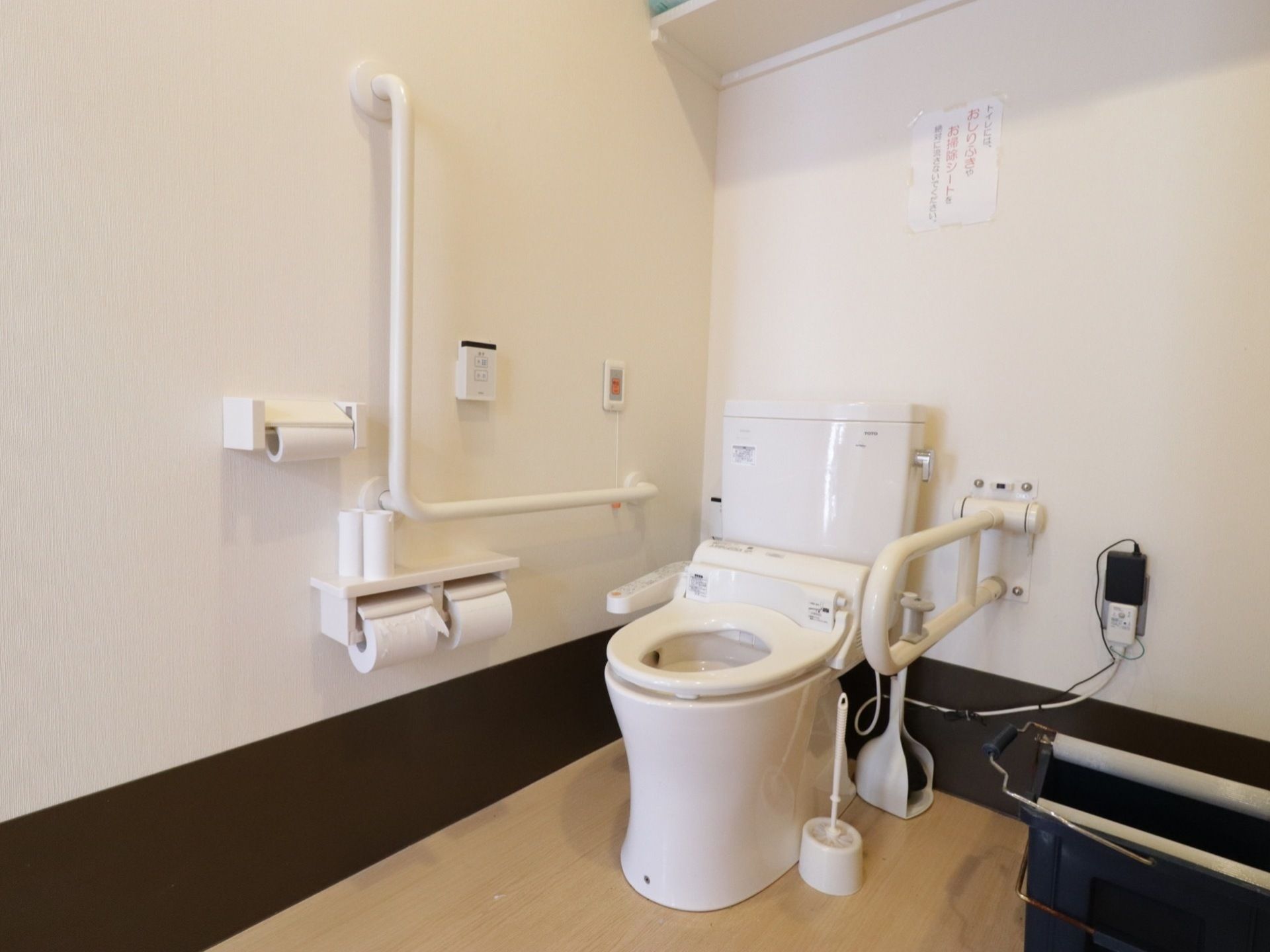 トイレットペーパーの予備も備え付けられている。手すりもあるので、座ったり立ち上がったりするときに掴むことができる。