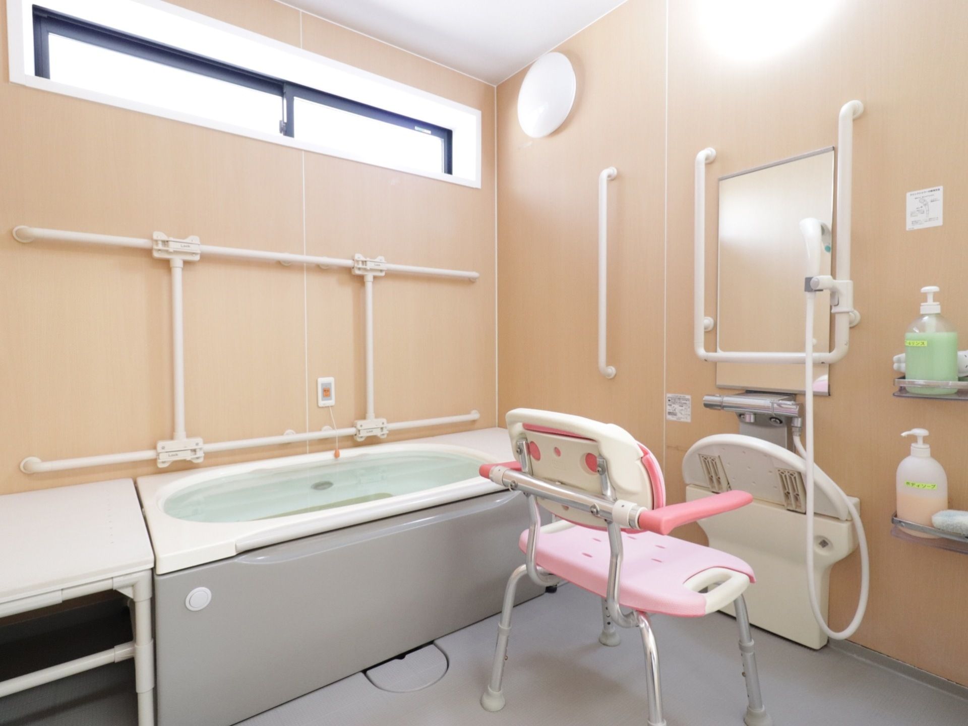 浴室には多くの手すりが取り付けられている。椅子にはひじ掛けがあるので、立つときに安全である。大きな鏡も取り付けられている。