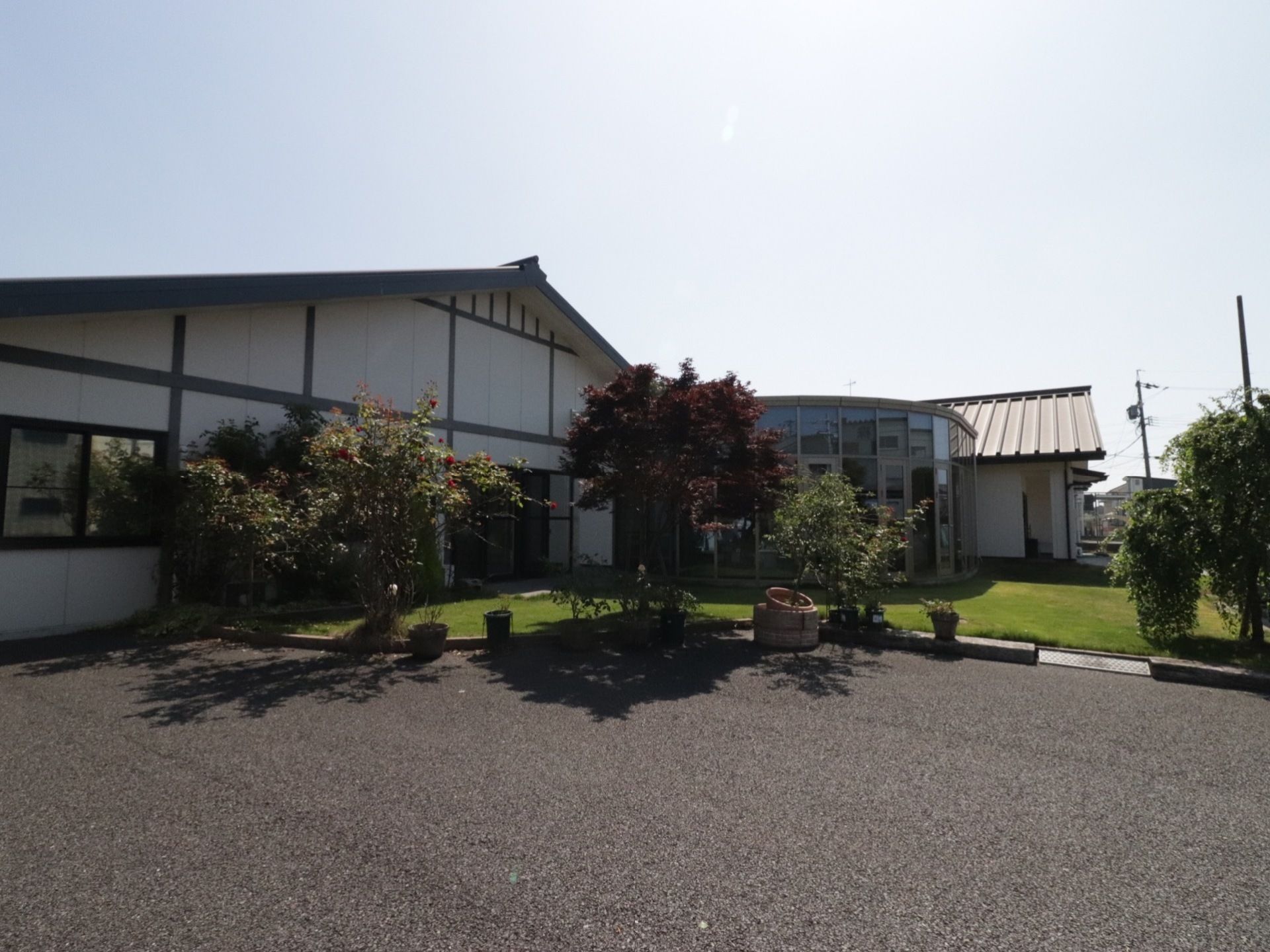 施設は切妻屋根が大きい1階建ての建物とガラス張りのアトリウムなど複数の建物で構成されている。中庭には芝生が張られている。