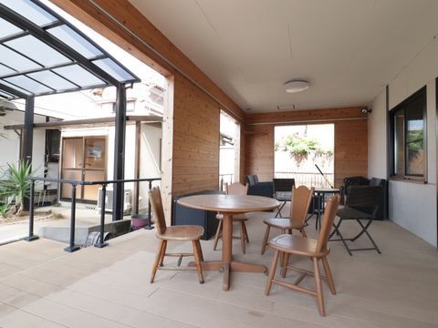 屋根が付いていて、天候に関わらず利用可能なウッドデッキ