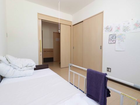 ドアはすべて引き戸を設置した、開閉しやすく実用的な居室
