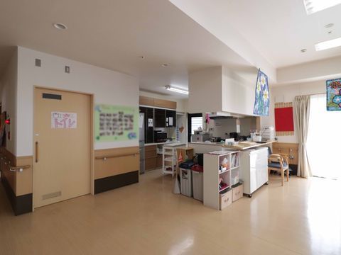 そばに広いトイレが配置され、生活導線が考慮された機能的な共有スペース