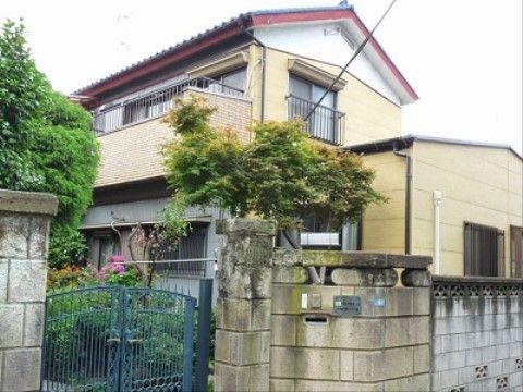 民家を利用した木造の２階建ての施設は、アットホームな雰囲気が溢れている。自宅の生活をそのまま実現でき、和みながらお過ごしいただける。