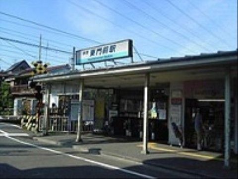 最寄の駅から徒歩で来訪いただける距離に施設がある。緑豊かな環境で、自然に触れながらお散歩もお楽しみいただける。