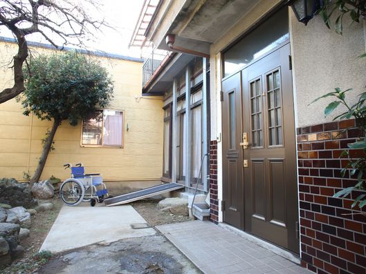 自宅の玄関先のようなエントランス