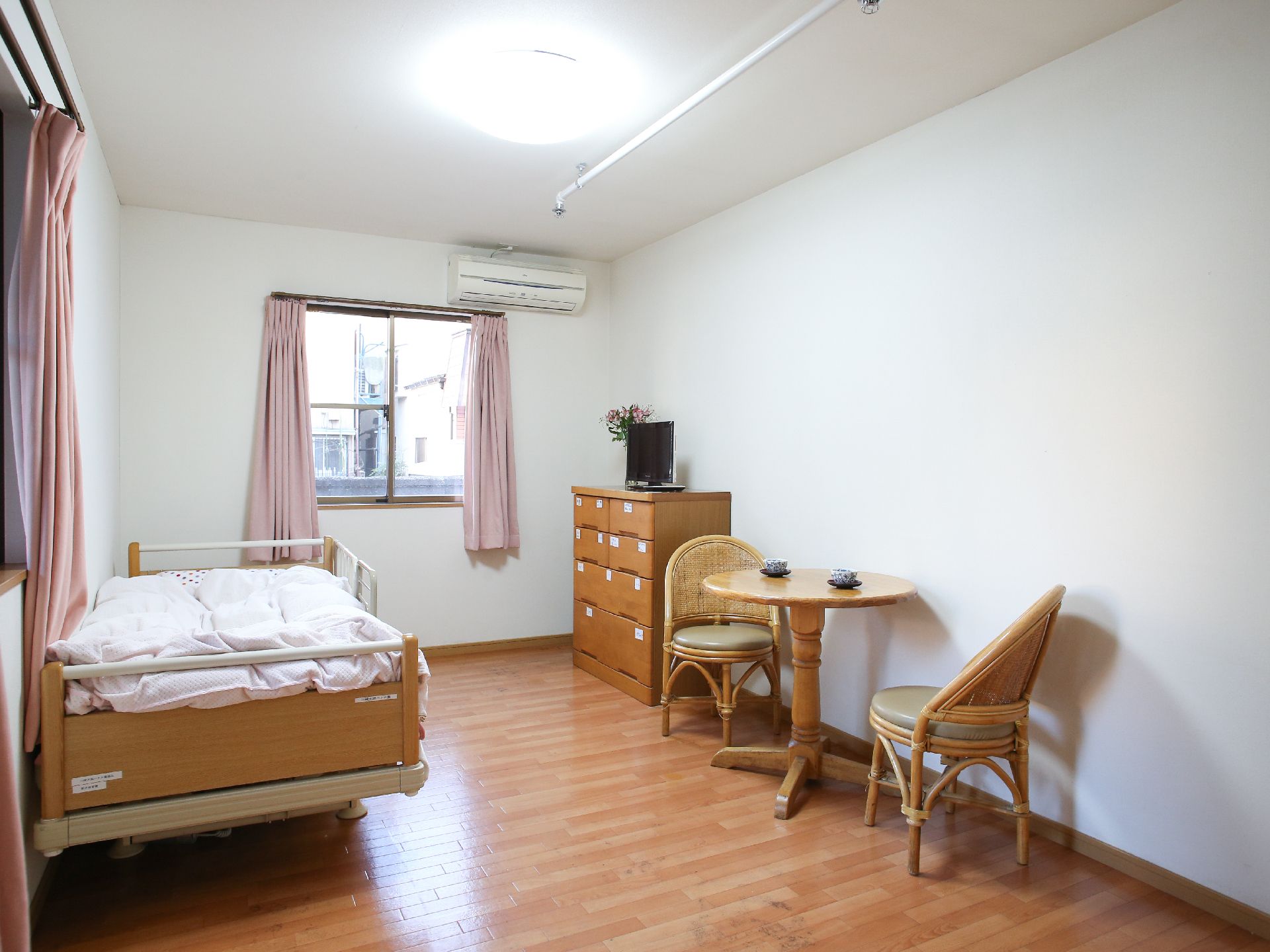 殺風景となりがちな入居者用個室は、様々な家具が持ち込み可能で、工夫次第では自宅にいるようなオシャレな空間も作れる。