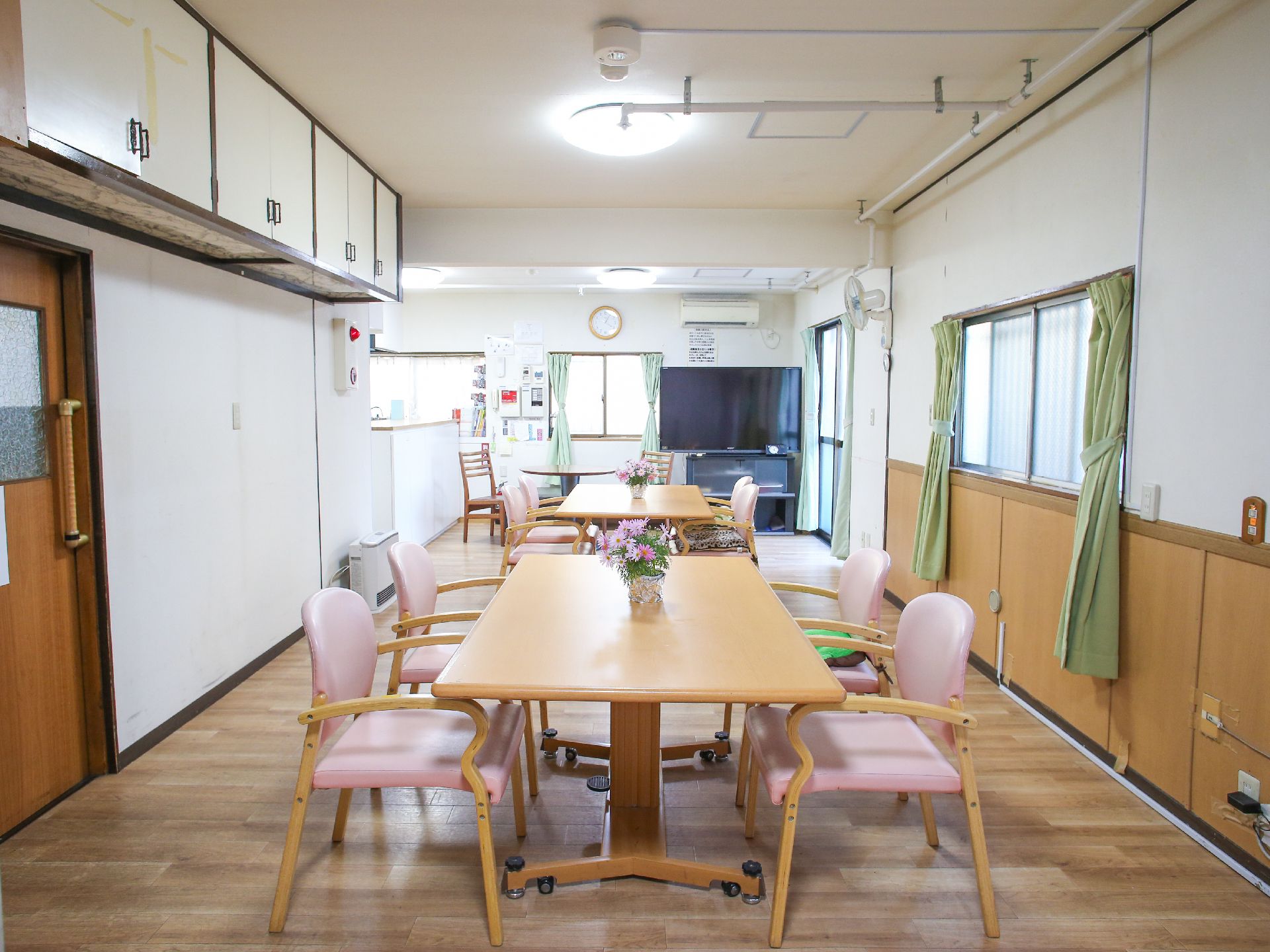 共有ルームは入居者の心を和ませるようなレイアウトになっており、スタッフや同居者と楽しくコミュニケーションが取れるようになっている。