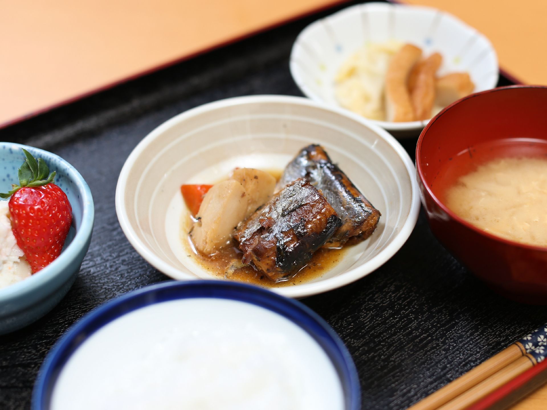 毎日の生活に欠かせない食事はきちんと栄養バランスが考えられており、和の食材やフルーツなど、その種類も千差万別である。