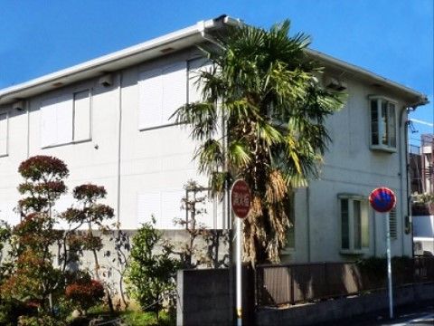 住宅街に立地していて高い建物が周囲にないので、日当たりが良く穏やかに生活のできる環境