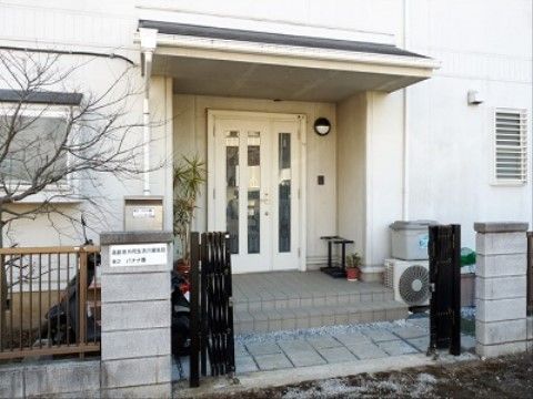 段差の少ないバリアフリー構造で、安全に出入りができるエントランス