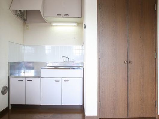 隣り合ってるクローゼットとキッチン