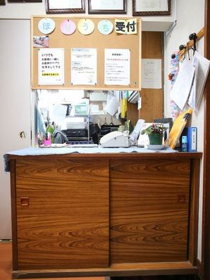 スタッフが待機している受付