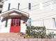 白い建物の施設外観