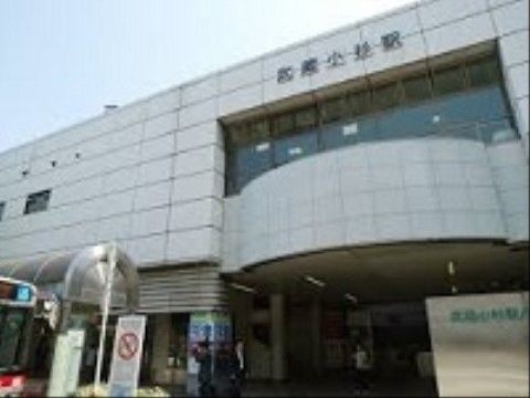 近くには鉄道の駅があり駅前にバスも停もあるので、出かける時には便利になっている。ご家族様と出掛けたり、一時帰宅の時に利用しやすい。