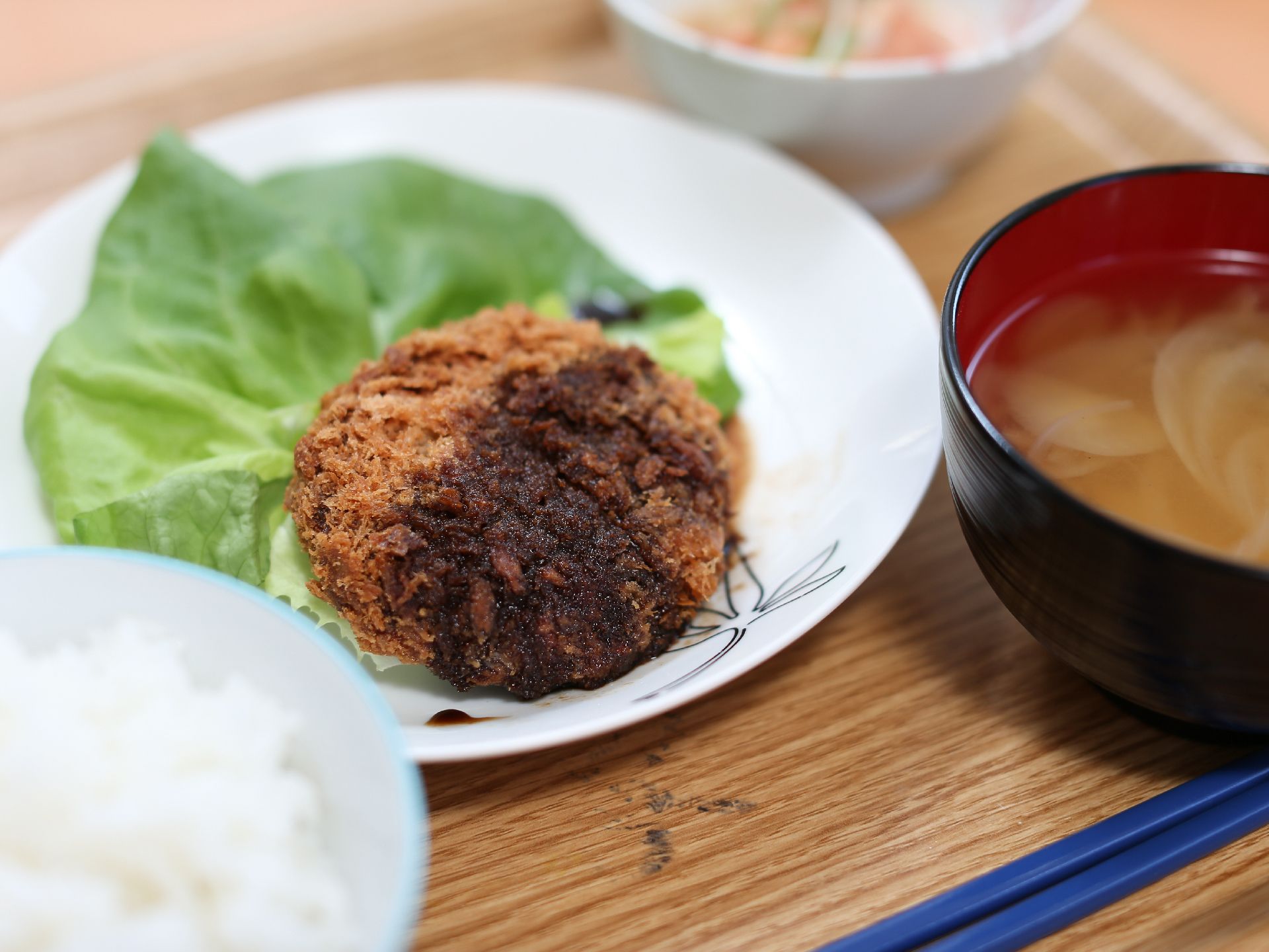 入居者に出される食事の中には、メンチカツなどボリューム感溢れるメニューもあり、満腹感を出す努力がなされている。