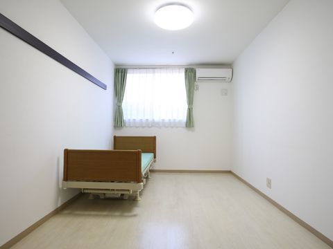 ベッドとエアコンだけが置いてある個室があり、入居者は色々な荷物を家庭から持ち込むことができる自由さがある。