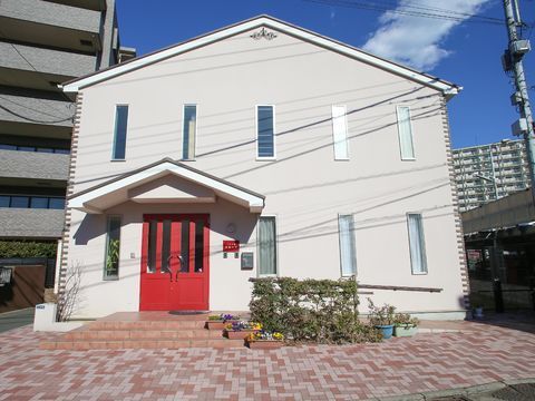 施設はまるで教会を思わせるようなユニークな外観を持ち、白い建物ながらも玄関は赤色がモチーフとなっている。