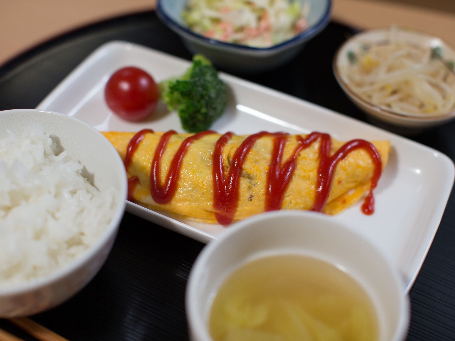 毎日の生活に欠かせない食事は数多くの入居者に対応できるよう、洋食が出されるなどバランスの良いメニューが考えられている。