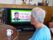 男性の入居者様がテレビ観賞をお楽しみいただいている様子である。共有スペースは、思い思いにお過ごしいただける空間である。