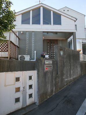 住宅街の一角のような施設