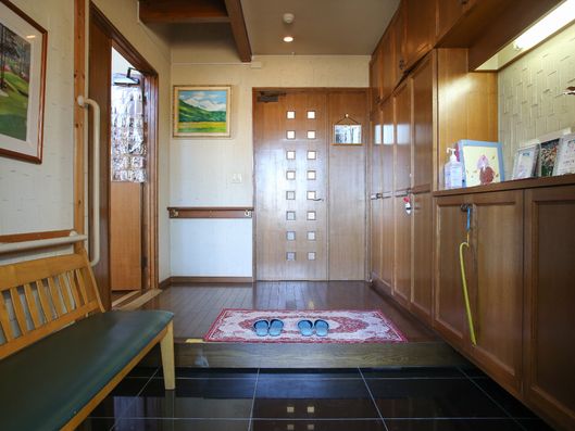 長椅子もあるエントランス