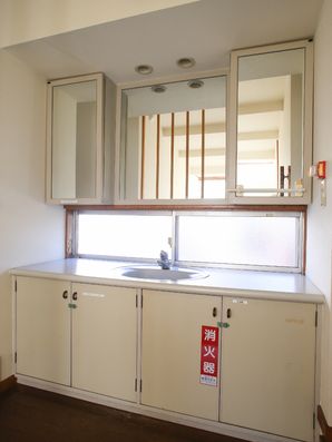 消火器もある洗面台