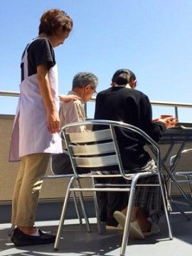 ガーデンチェアーが設置され、おしゃべりや読書が楽しめる広いバルコニー