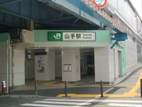 施設から徒歩約7分の距離にある最寄りの駅である。徒歩圏内に他の駅もあり、交通のアクセスが便利である。