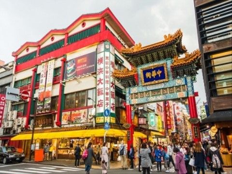 周辺に人々で賑わう中華街がある。赤や黄色の鮮やかな色どりの建物が並び、ご家族様などと一緒にお出かけし、お買い物やグルメが楽しめる。