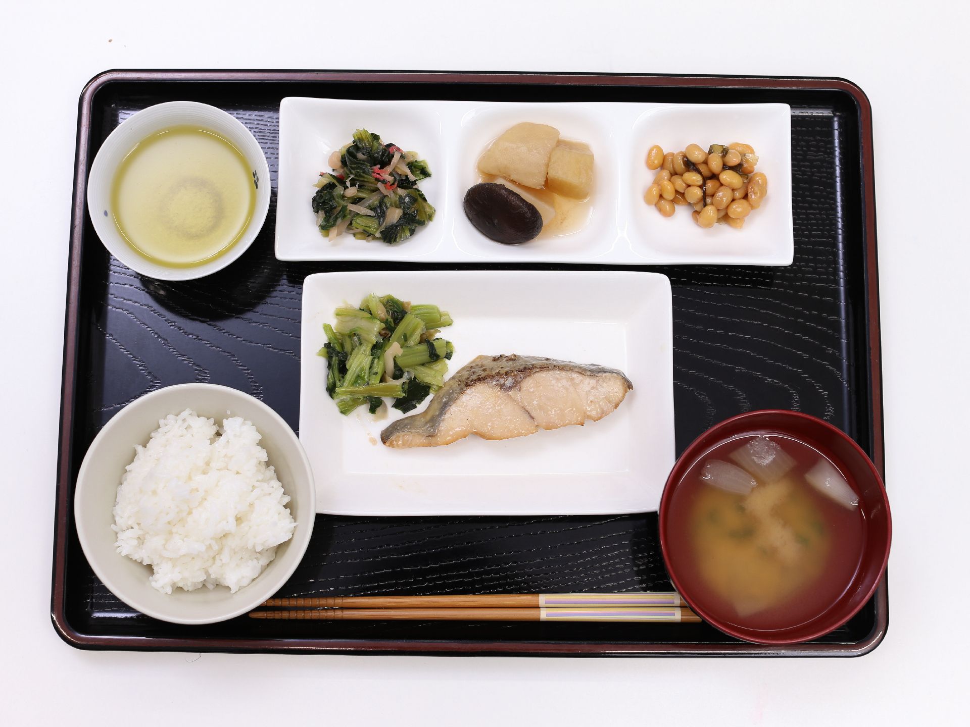 焼き魚や野菜の煮物、ご飯と味噌汁のセット