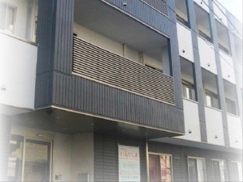 白と黒のコントラストが特徴的で、凝ったデザインのモダンな外観