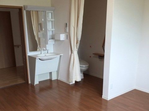 施錠可能な一人一室の個室に、トイレや洗面台も設置されている。床もバリアフリーとなっているので安心感がある。