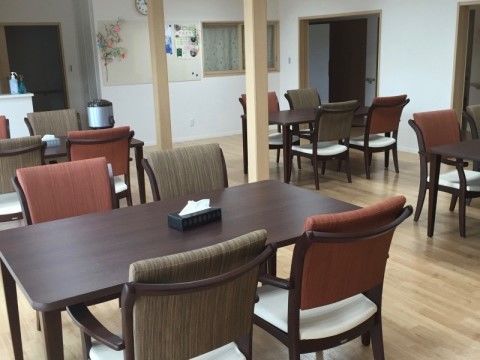 モダンの家具がおかれた食堂がある