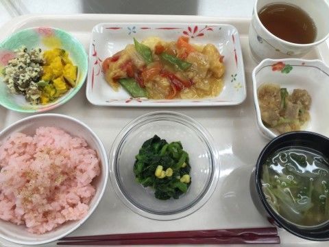 色鮮やかな食事が並んでいる。栄養バランスが考慮されており、食材には季節感を感じることができるものも使用されている。