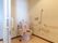 トイレの様子。広い個室の奥に、温水洗浄便座付きトイレがある。壁に操作盤と、手すりが設置されている。ナースコールもある。