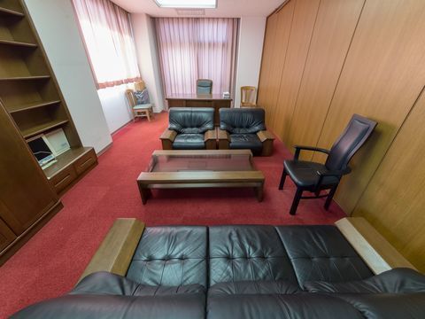 来訪されたご家族様との面会などに利用可能な、広々とした談話室