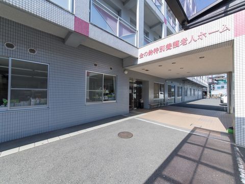車寄せとして利用できるように、屋根や照明が設置されたエントランス