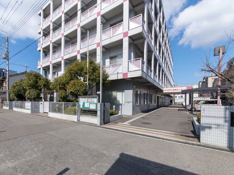 居室をベランダに面して造り、日当たりを確保した機能的なデザインの建物