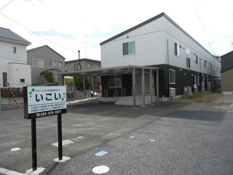 施設の建物は２階建てで、壁の色は白および茶系の配色になっている。玄関には屋根が設けられスロープがつながっている。
