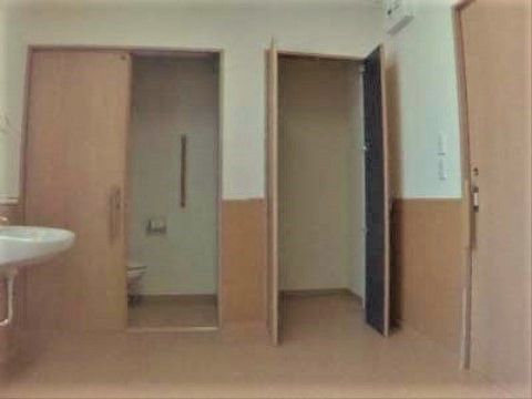 室内には洗面台が設置され、引き戸によってトイレが区切られている。収納スペースも十分に備えられている。