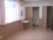 室内にはエアコン、窓、洗面台が設置されている。引き戸によってトイレが区切られ、収納スペースも備えられている。