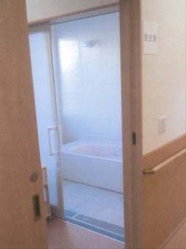 木製の引き戸の周囲には手すりが設置され安全である。脱衣場と浴室は引き戸で区切られ、タイル張りになっている。