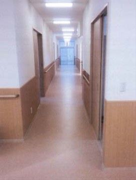 廊下の幅は十分に広く、壁には手すりが設置され安全な設計になっている。天井には十分な照明設備が設けられている。