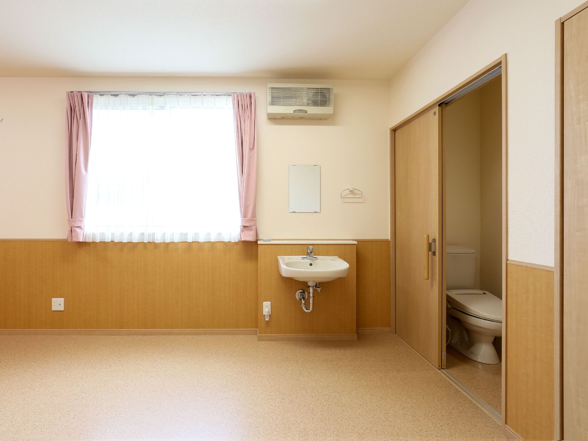 洗面台やトイレが完備された、自宅に近い間取りの居室